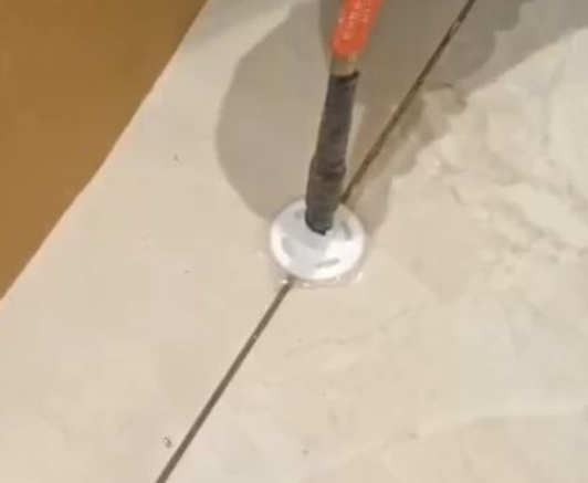 皋兰瓷砖空鼓维修公司专业解答瓷砖在铺贴过程中，如果没有涂抹均匀到位的粘结材料（如水泥砂浆或瓷砖胶），可能会导致以下问题
