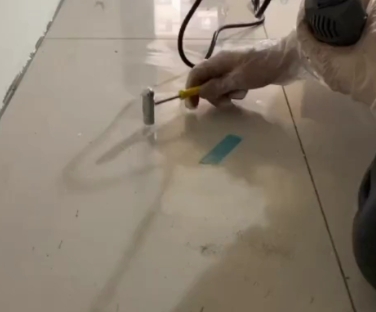 皋兰瓷砖开裂维修公司专业分享瓷砖在铺贴前如果没有沥干水分，将会导致以下问题
